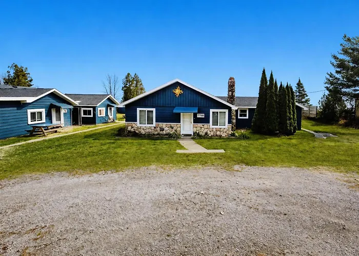 Lake Huron Getaway With Sun Porch And Beach Fun